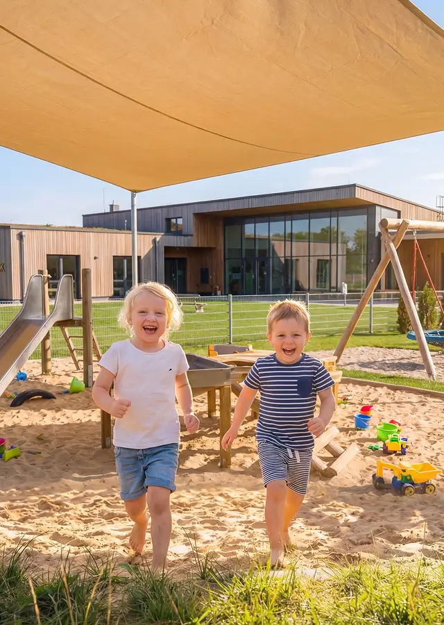 Kinder spielen unterm Sonnensegel