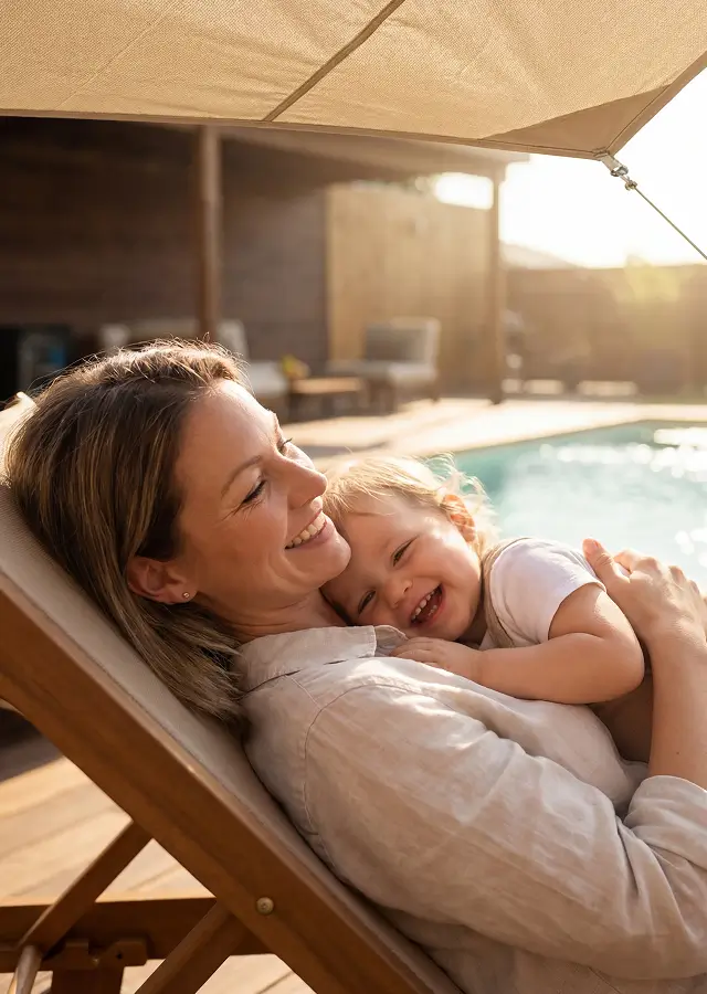 Mutter und Kind entspannen im Schatten am Pool